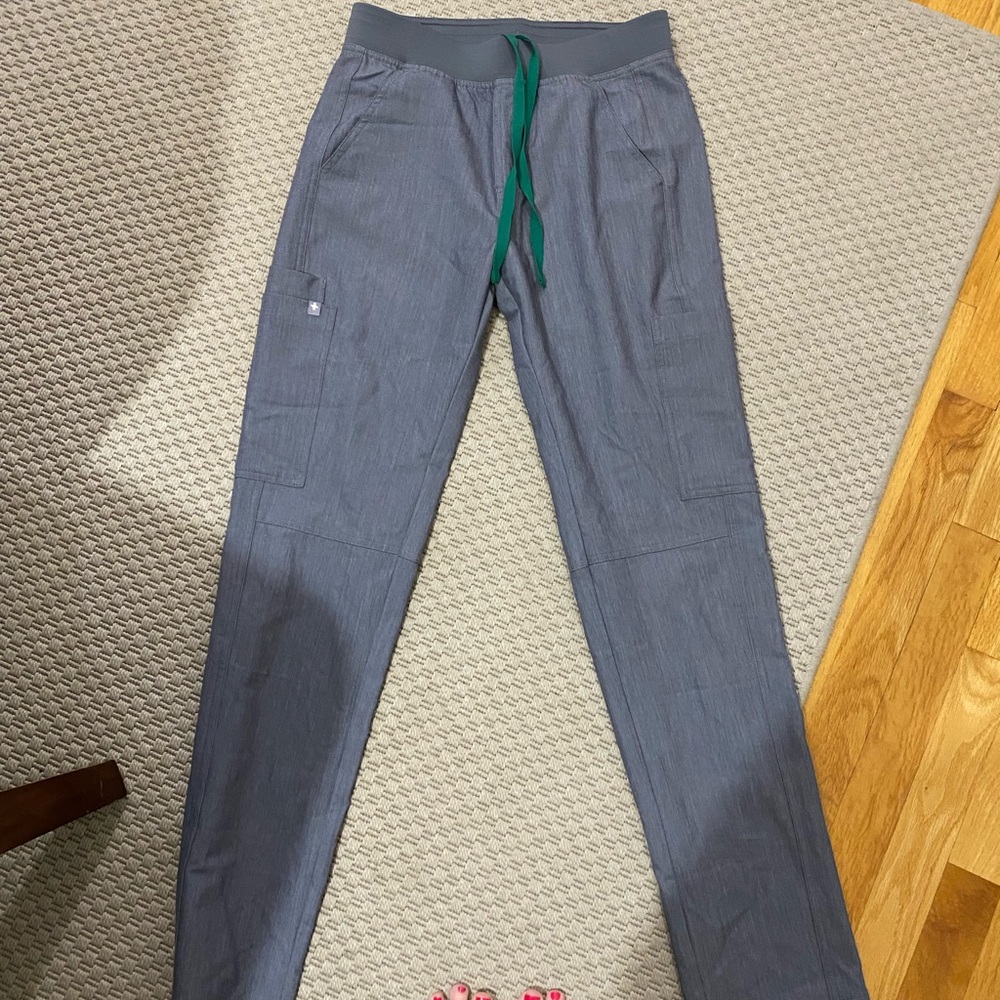 2 pairs figs men’s scrub pants size small and xs